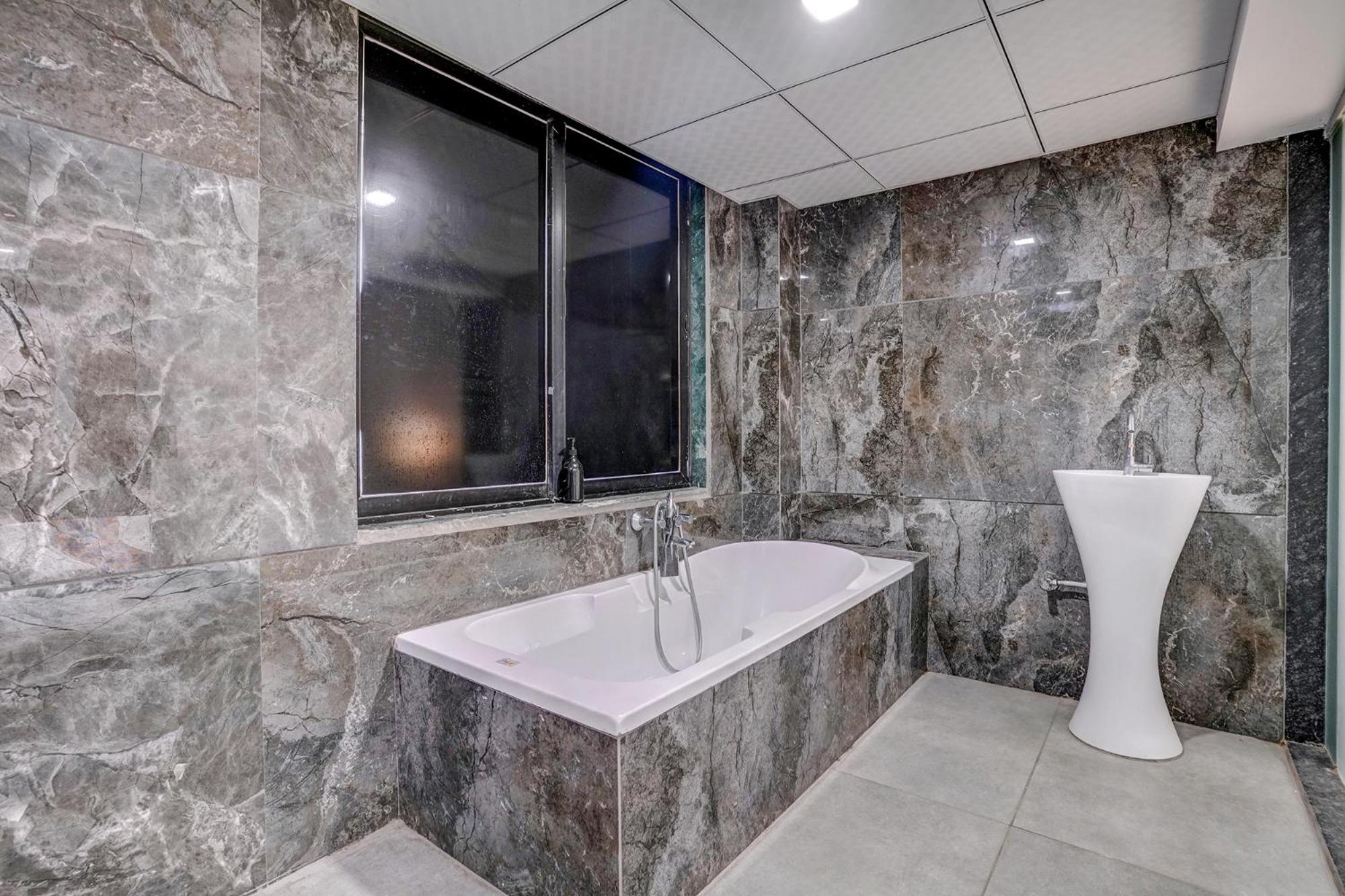 Fabhotel The Valentine - Udhna Road Surat Dış mekan fotoğraf